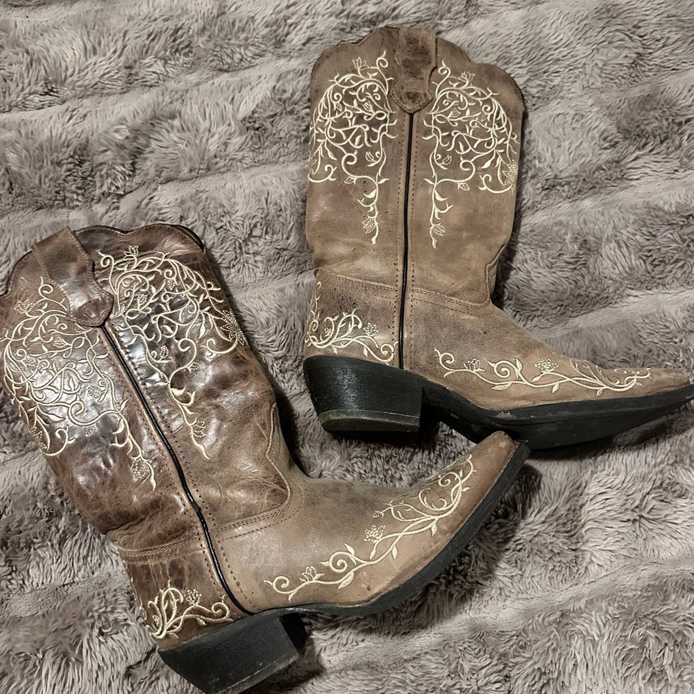 DAN POST Brown Western Cowboy Boots with Embroidered Design